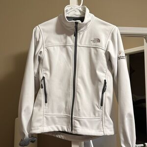 Size is P/S
White. No stains. Sharp white color 
Two zippered outside pockets